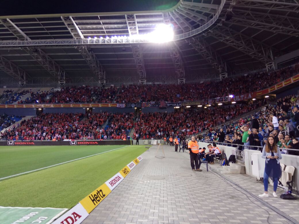 כ-4,000 אוהדי הפועל באר שבע בחיפה. באו ברכבת, באוטובוסים וברכבים פרטיים (צילום: שי מוגילבסקי)